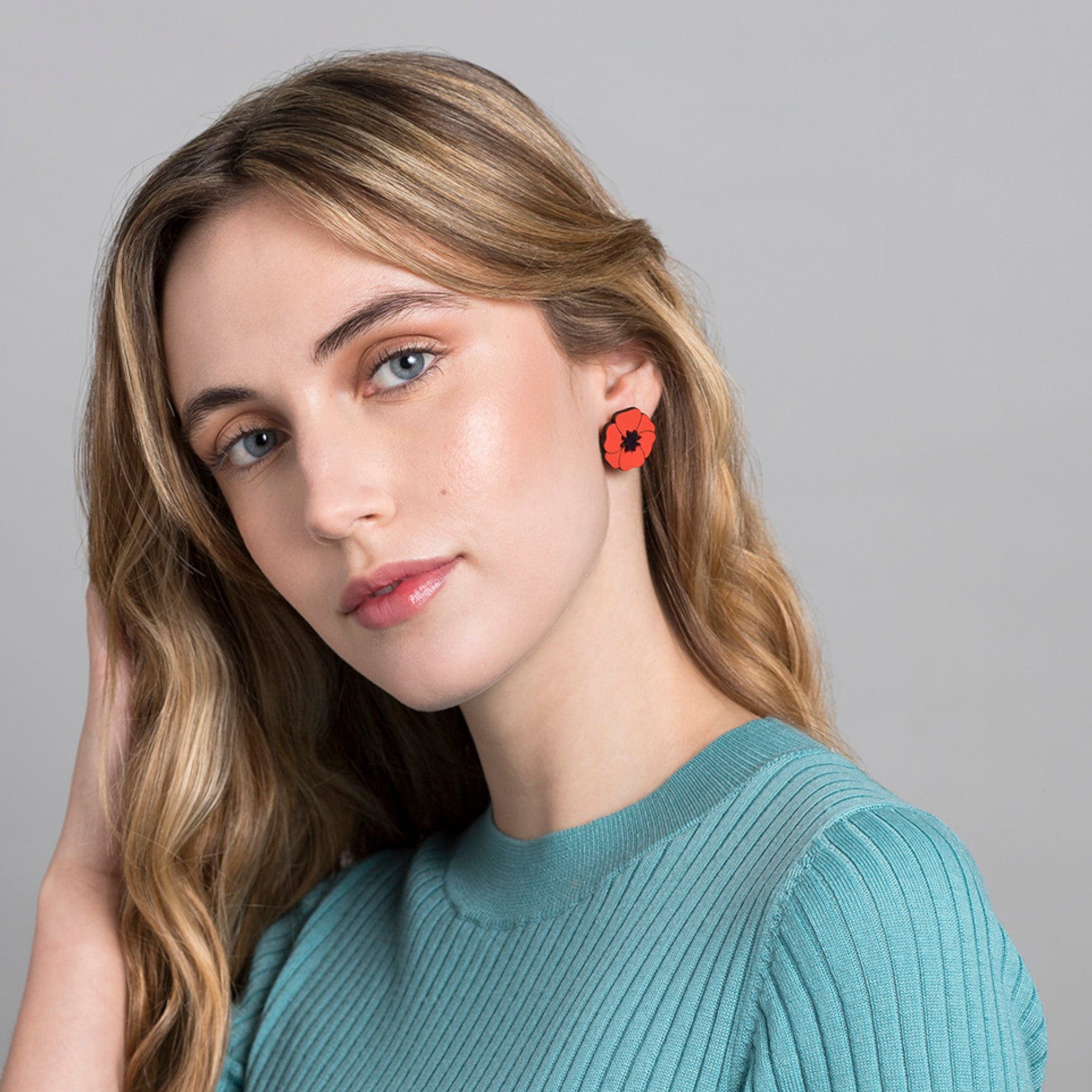 Elegant poppy stud earrings