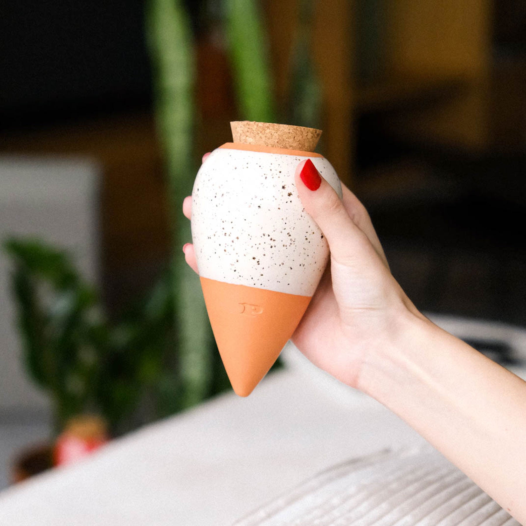 Hydrating olla speckled white