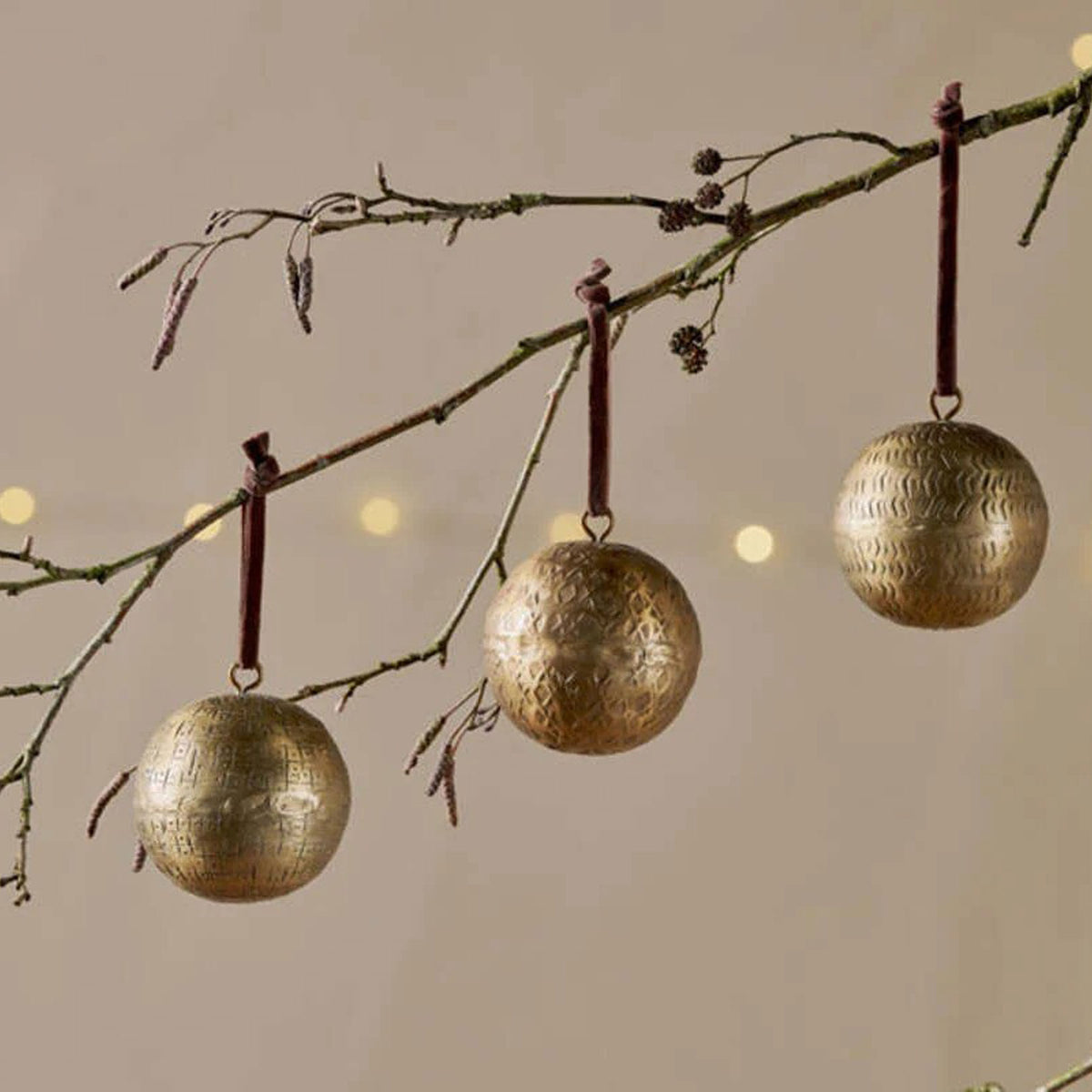 Manya metal round bauble