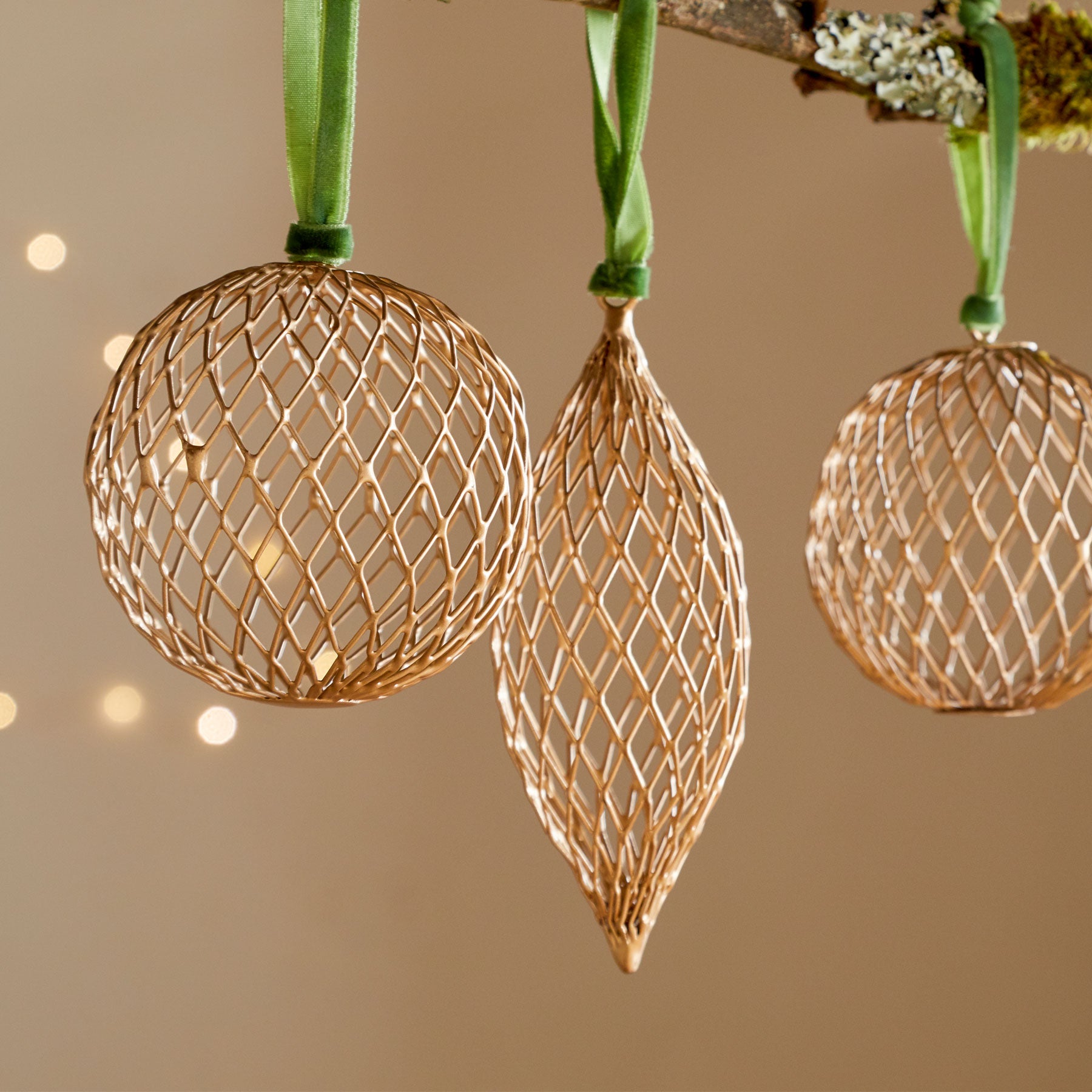 Nirav wire bauble brass