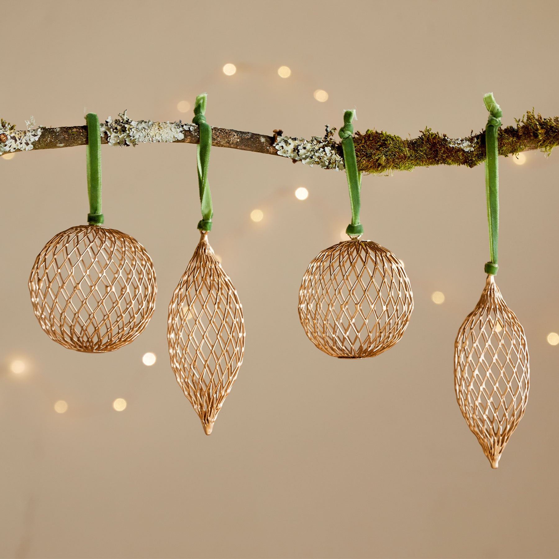 Nirav wire bauble brass
