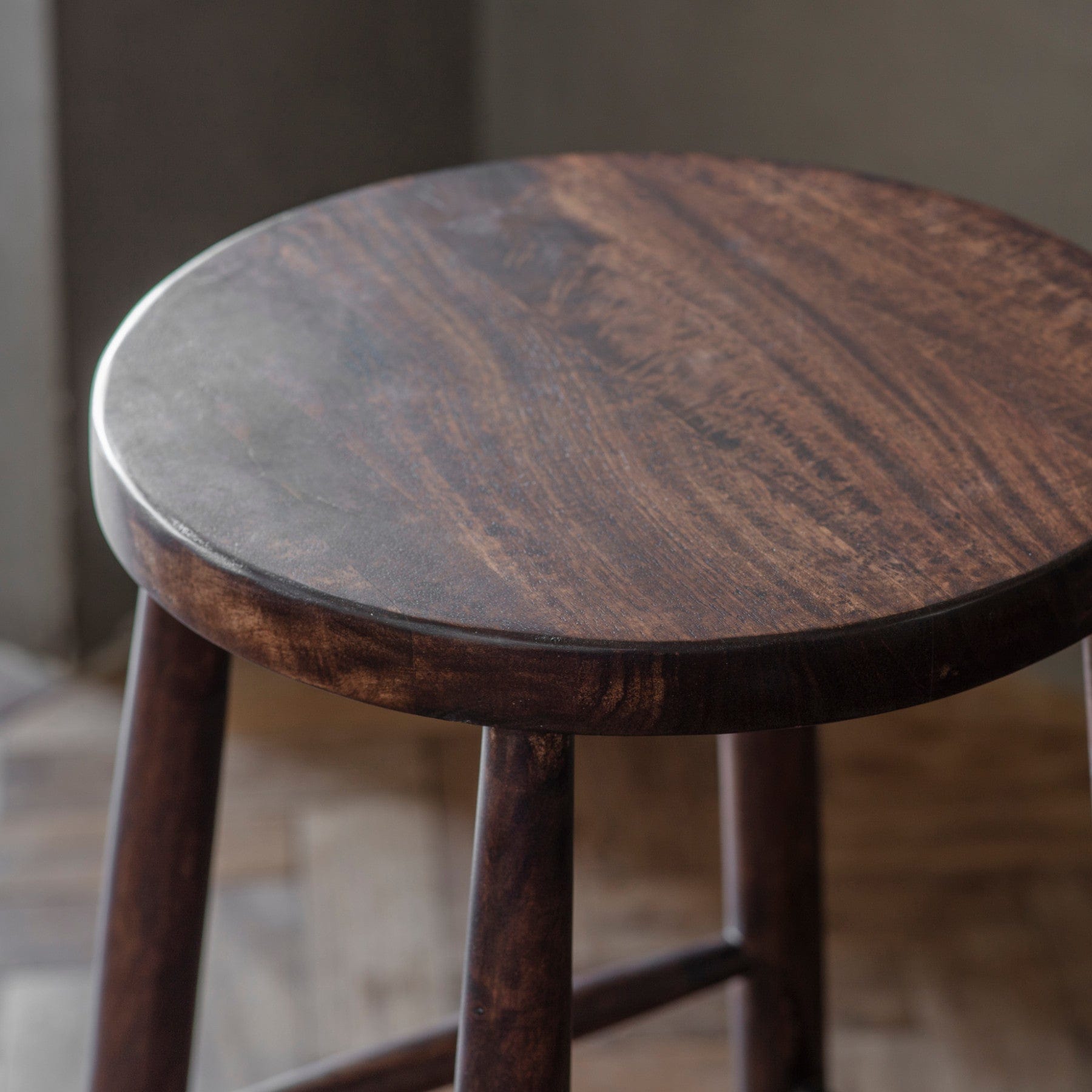 Mengwi round bar stool