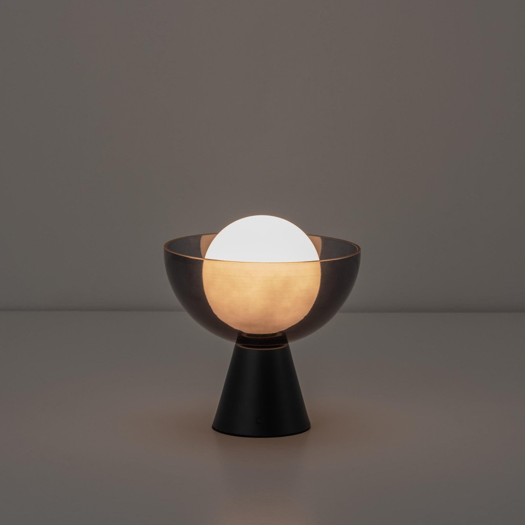 Dome rechargeable table lamp