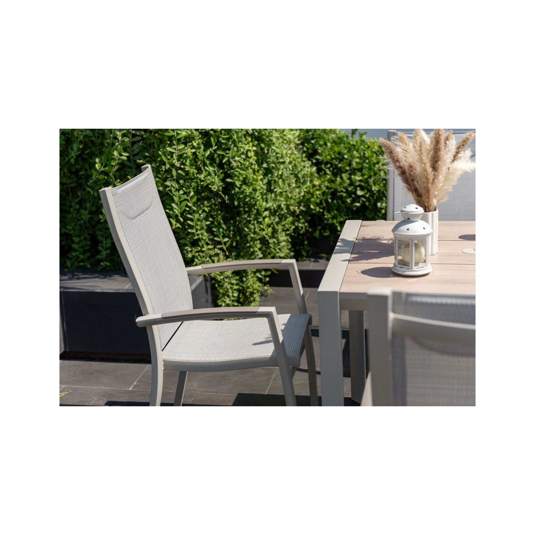 Urbanite deluxe light 4-seat dining set